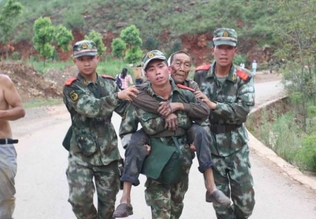 一个外国人的困惑：“为什么中国军人救灾从来不带枪？！”